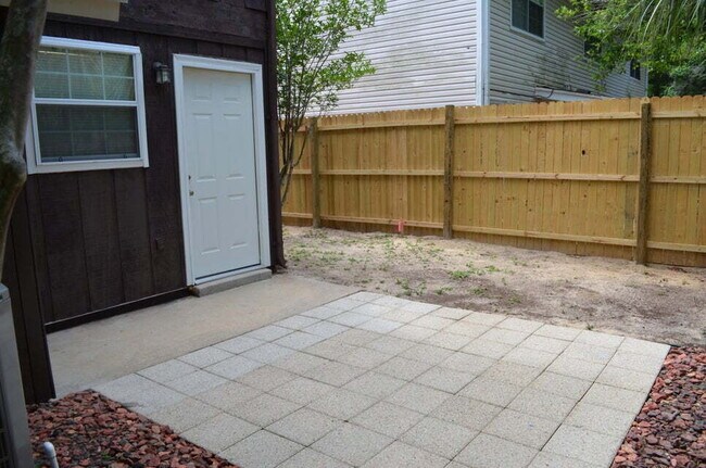 Building Photo - Charming 2-Bed Townhouse Retreat in Fort W...