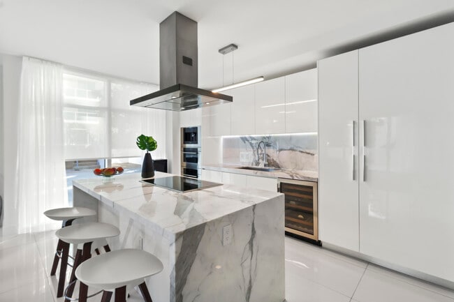 Building Photo - 300 Sunny Isles Blvd