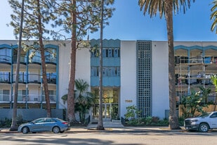 Building Photo - 7560 Hollywood Blvd