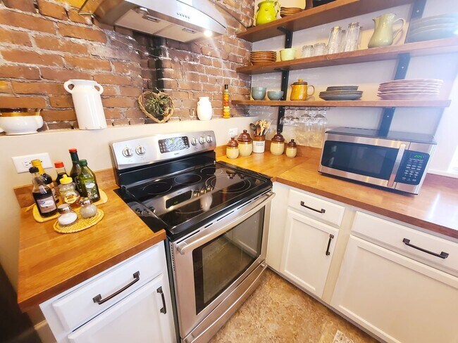 Building Photo - Furnished Lower Town Cottage in Lower Town...