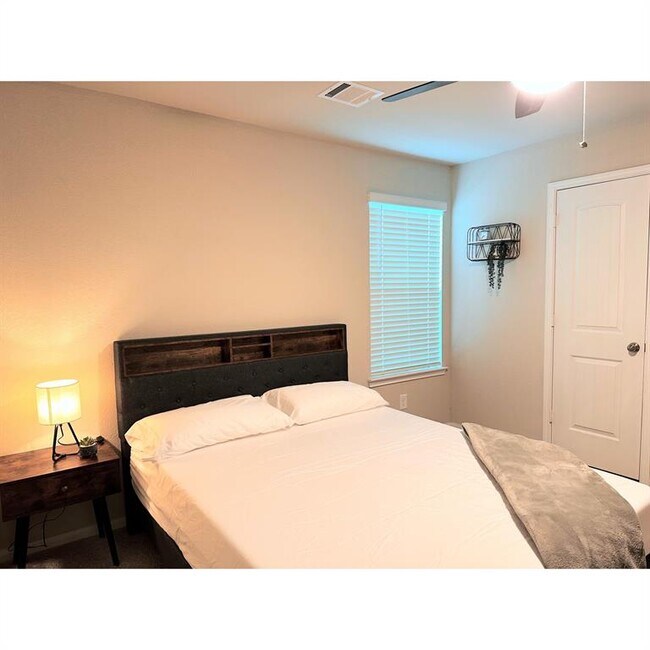 Building Photo - 23607 Lady Capulet Dr