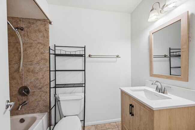 Building Photo - 204 E Duke Dr