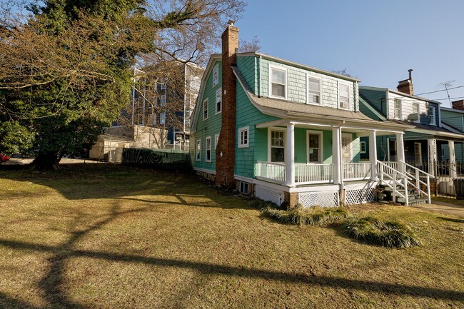 Building Photo - Great 4 Bedroom in 16th st Heights