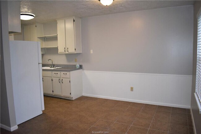 Building Photo - 704 Vassar Ct