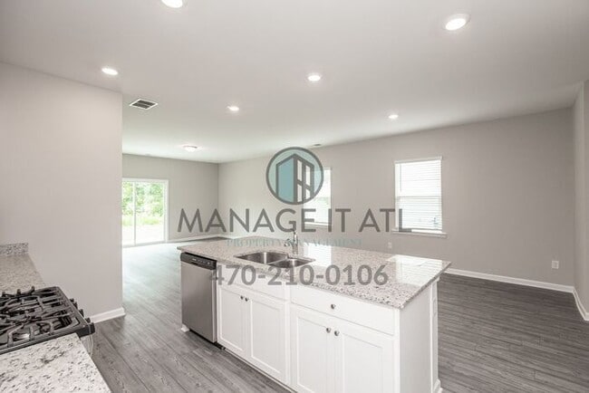 Building Photo - Beautiful 5 Bedroom House with a Master Be...