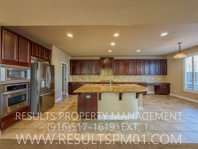 Building Photo - Elegance and spacious Mini Mansion