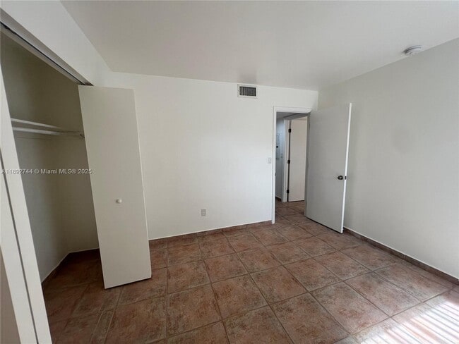 Building Photo - 10756 N Kendall Dr