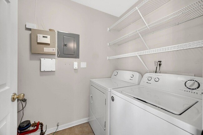 Building Photo - 318 Village Square