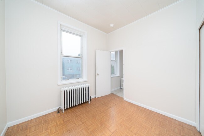Building Photo - 313 18th St