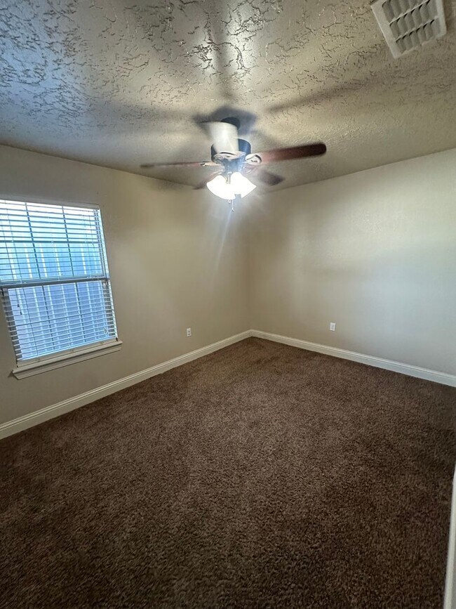 Building Photo - Stunning 4 Bed Home! 3 Car garage ! Mesa School District!