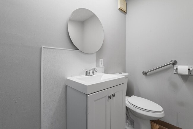 Building Photo - 136 Locust St