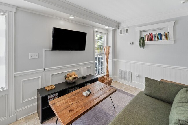 Building Photo - Monthly Rental — Stylish First-Floor Condo by Daffin Park with All-Inclusive Utilities