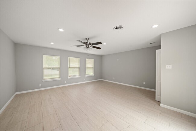 Building Photo - 5755 Belvedere Dr