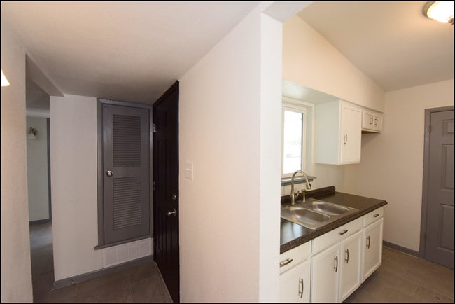 Building Photo - 10169 Dunbarton Dr