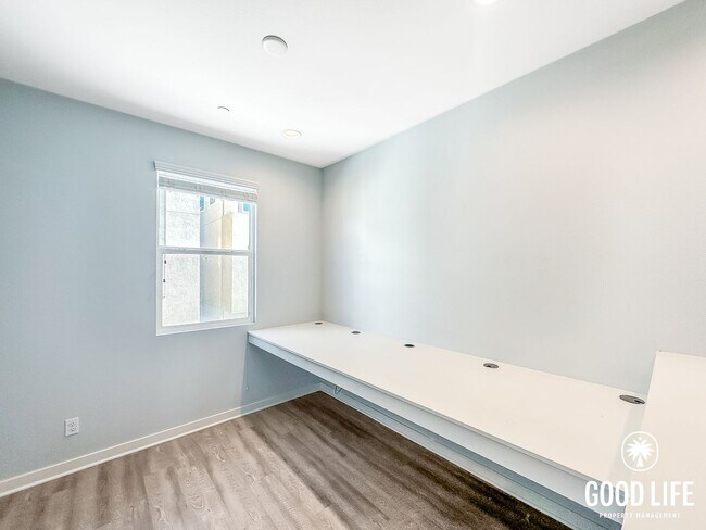 Building Photo - SD: Modern 3BD/3.5BA Townhome in Otay Ranch with Bonus Room, Private Patio & Whole-Home Water Sof...