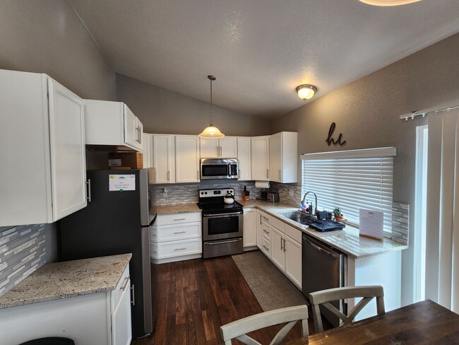 Building Photo - Stunning 3 Bed 1 Bath Unit With Deck!