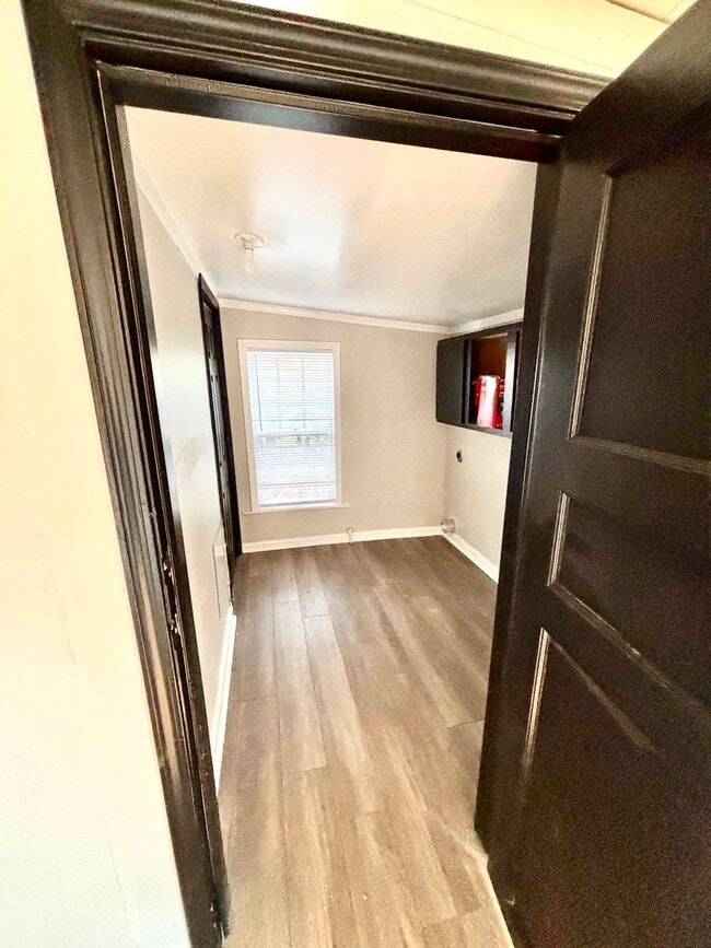 Building Photo - 833 W Oak- Move in ready!