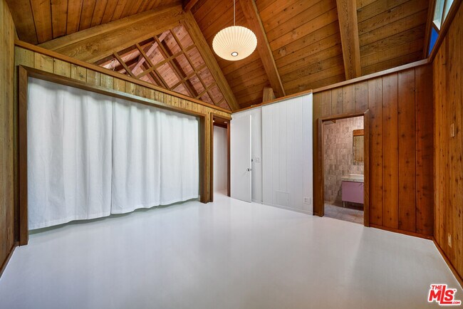 Building Photo - 201 S Larchmont Blvd