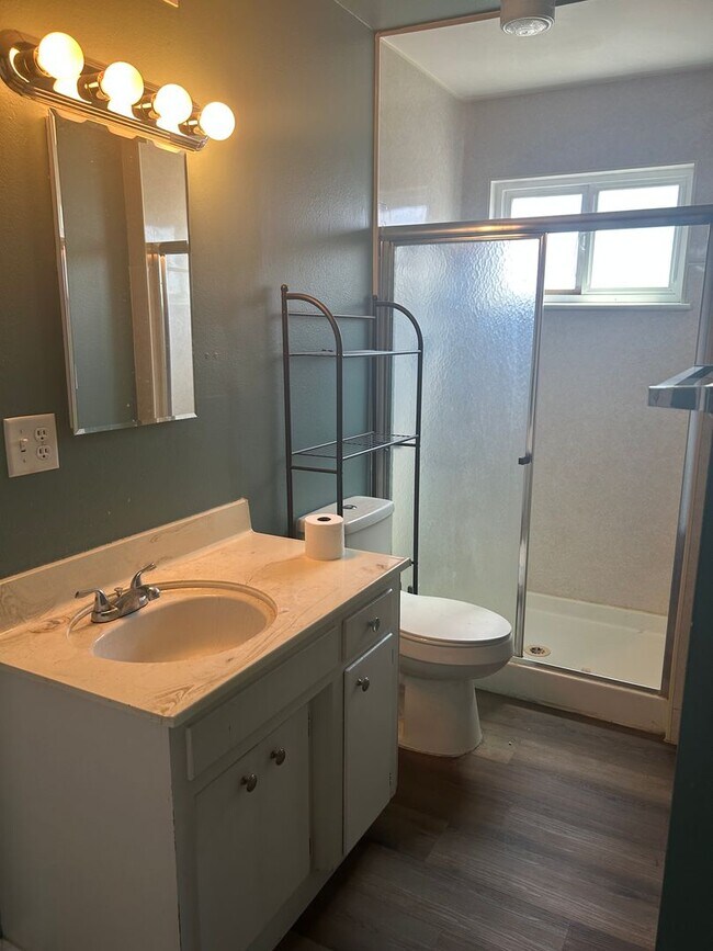 Building Photo - 3 bedroom 2 bath move in ready in Lemoore ...