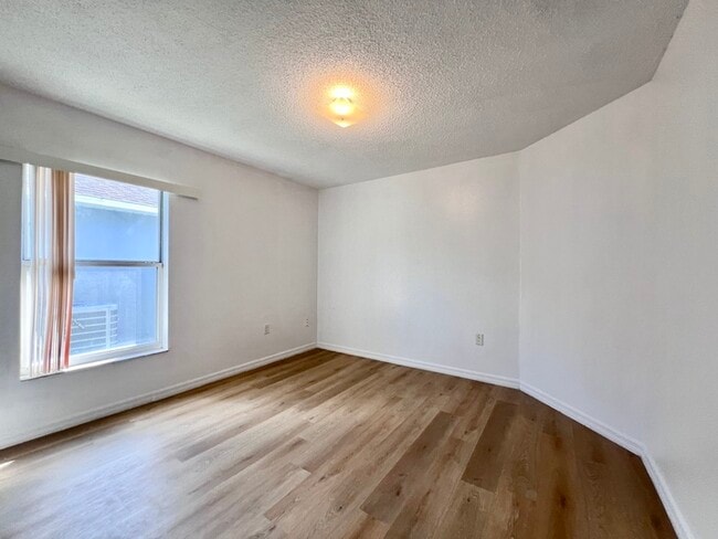 Building Photo - Beautifully Updated 3 bedroom 2 bath home ...