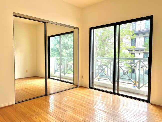 Building Photo - Updated 2-Bedroom 3 Bathroom Pasadena Town...