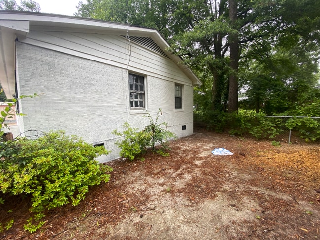 Building Photo - 833 Ward St