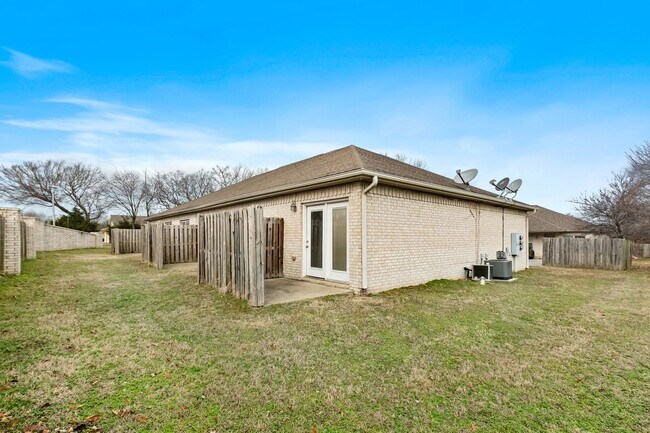 Building Photo - 1270 N Trinity Dr