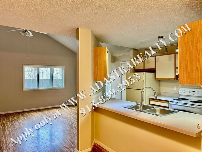 Building Photo - Beautiful 3 Bed 2 Bath Duplex in Lawrence-...