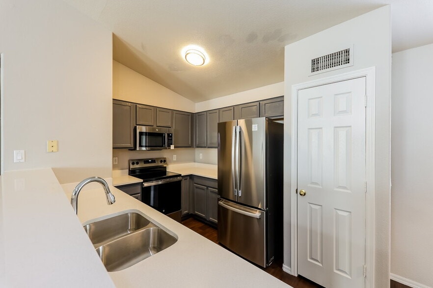 Building Photo - 12738 W Redfield Rd