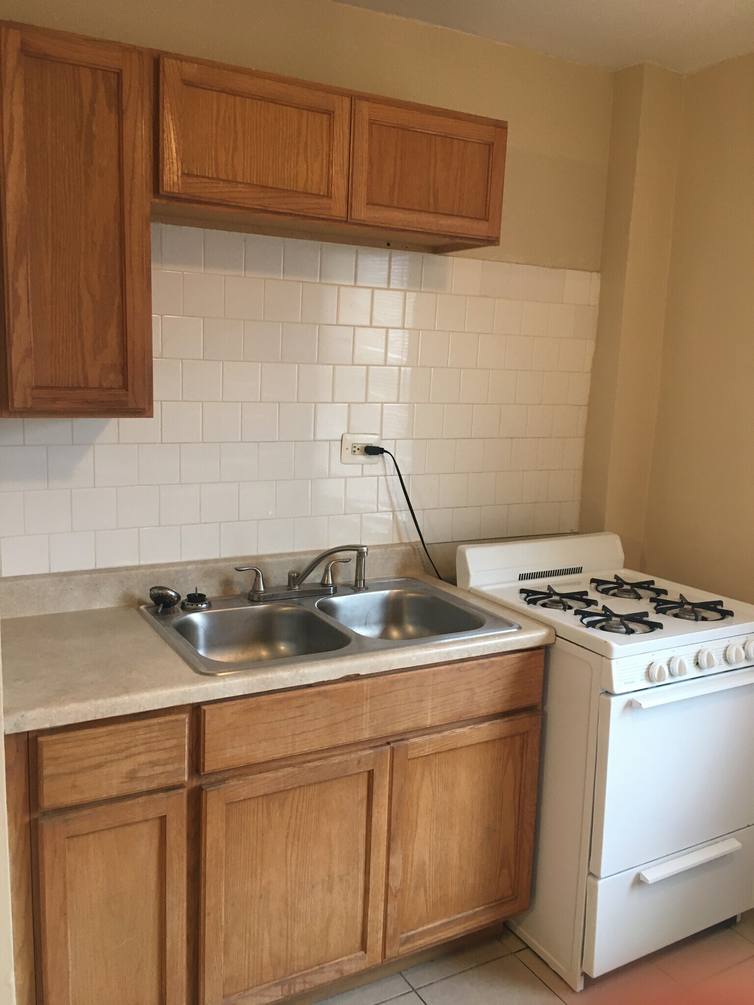 Building Photo - 1211 W Elmdale Ave