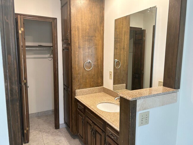 Building Photo - 3 Bed, 3 Bath, 2 Car Garage Duplex in Blue Springs