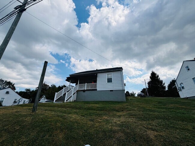 Building Photo - 2 Bedroom, 1 Bath House