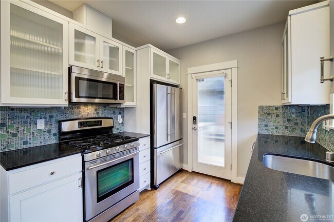 Building Photo - 2Bd/1.75Ba Seattle Home