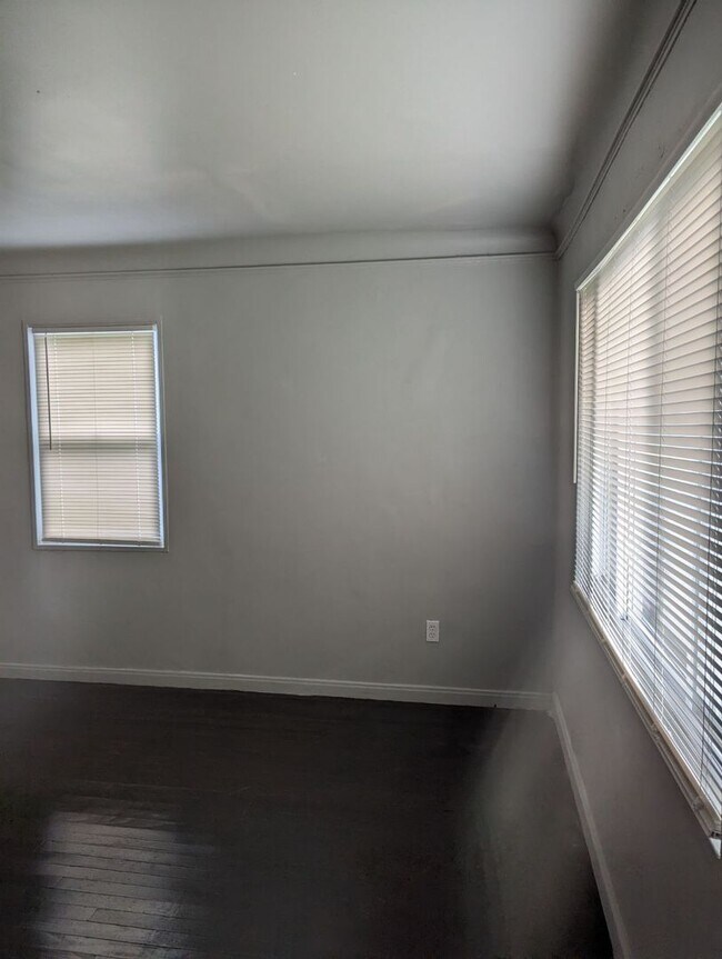 Building Photo - 5217 Neff-2 BED & 1 BATH FOR RENT