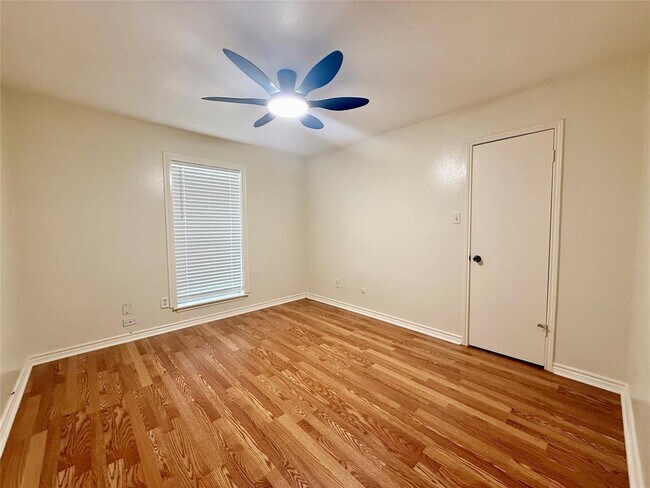 Building Photo - 361 N Post Oak Ln