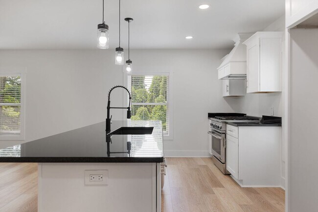 Building Photo - Four Bedroom Four Bath Home