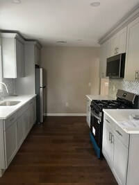 Building Photo - 1090 E 59th St