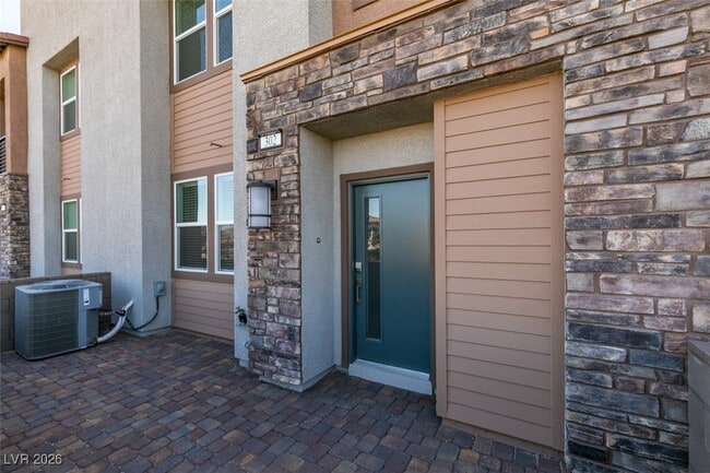 Building Photo - 302 Walsh Peak Ave