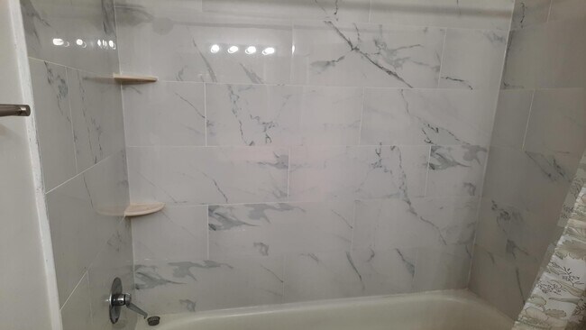 Building Photo - 3900 Bayside Dr