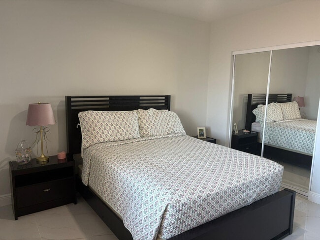 Building Photo - 2650 Lake Shore Dr