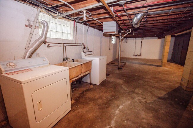 Building Photo - Beautiful two bedroom home with bonus room, fenced in back yard, garage, and full basement!