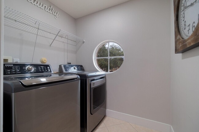 Building Photo - 205 River Bluff Ln