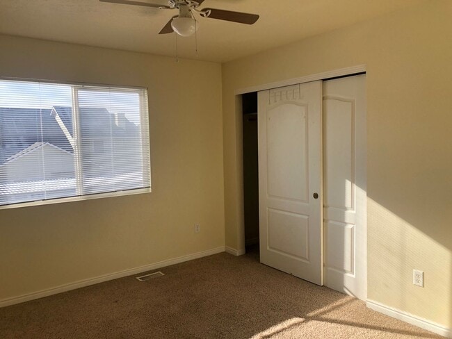 Building Photo - 2 bedroom unit Centrally located in Nampa