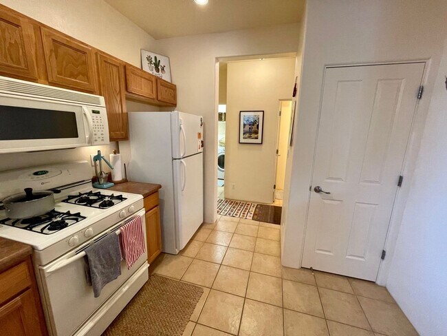 Building Photo - Beautiful Fully Furnished 2 Bedroom Townho...