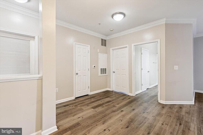 Building Photo - 4860 Eisenhower Ave