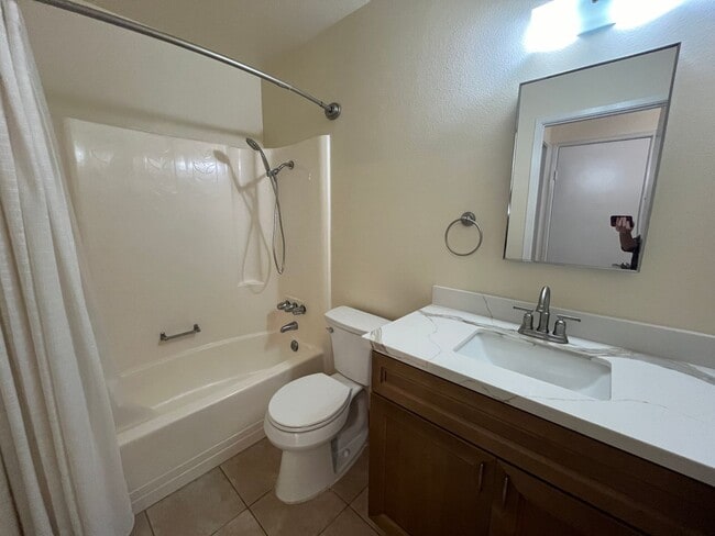 Building Photo - Upgraded, 2BD/2BA in Park Place: 1 Car Gar...
