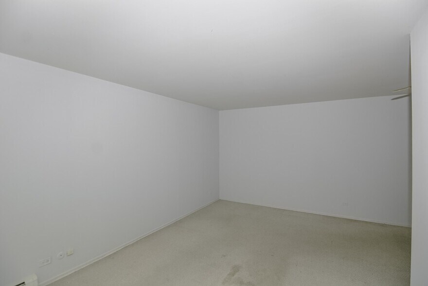 Building Photo - 650 W Wrightwood Ave