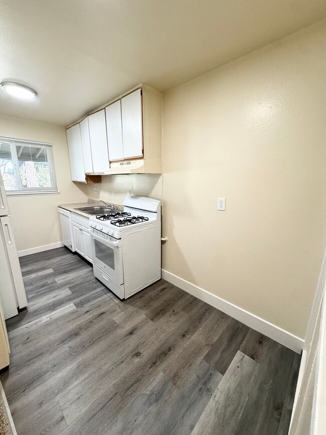 Building Photo - Move-In Special; Upstairs One Bedroom + Private Patio – SEE VIDEO