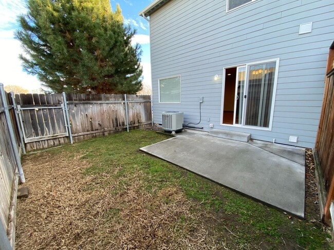 Building Photo - Centrally Located Townhouse w/ Single Car Garage!