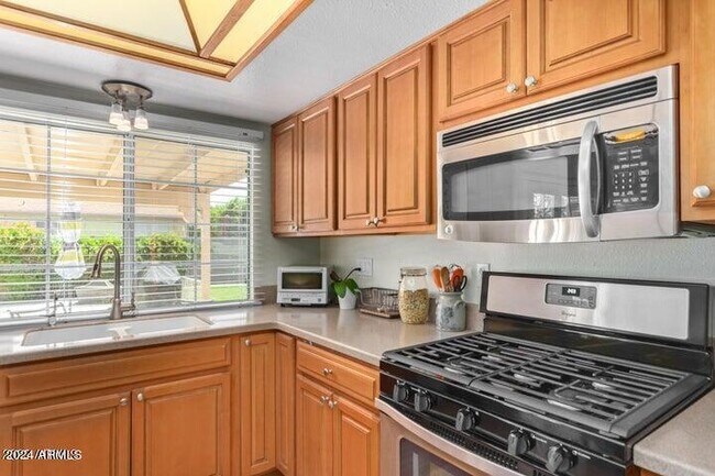 Building Photo - 2447 W Mandalay Ln